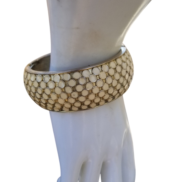 VINTAGE GOLDTONE & CREAM ENAMEL HOMEYCOMB DESIGN CLAMPER BRACELET - Picture 3 of 7